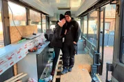 Sofia (l) und Carsten Rudolf bauen ihren Schulbus selber zum Camper um.
