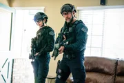 Christina 'Chris' Alonso (Lina Esco) und David 'Deacon' Kay (Jay Harrington)
