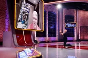 ARD WER WEISS DENN SOWAS? FOLGE 1279, "Caroline Frier und Annette Frier", am Donnerstag um 18:00 Uhr im ERSTEN. Am 20. März feiert Rateteam-Kapitän Bernhard Hoëcker (r.) seinen Geburtstag! In der Sendung wird er mit einer ganz besonderen Videobotschaft überrascht. Als Kind war Bernhard ein großer Fan der englischen Fernsehserie „Fünf Freunde“, insbesondere von Julian, der von Marcus Harris (l. im Video) verkörpert wurde. Zu seinem 12. Geburtstag hatte Bernhard ihn damals eingeladen, doch leider blieb eine Antwort aus. Umso größer ist die Überraschung während der Sendung: Der englische Schauspieler gratuliert Bernhard im Video und entschuldigt sich dafür, dass er damals nicht kommen konnte.