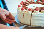 Die preisgekrönte Konditorin Ramona Bizenberger aus Feldberg im Schwarzwald backt ihre Schwarzwälder Kirschtorte nach altem Familienrezept.