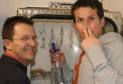 Willi und Emil Viktorin (links) beim Testen von Brillengestellen.