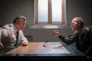 Gregor Ludwig (Michael Witte, r.) macht Wolf Haller (Hannes Hellmann, l.) dafür verantwortlich, dass er keinen Kontakt mehr zu seiner Tochter hat und genießt es, Haller leiden zu sehen.