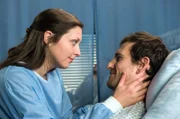 Fabian (Dennis Schigiol, r.) und Svenja (Mira Huber, l.) kümmern sich auf ihre Art umeinander.
