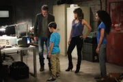 JD (Jeffrey Dean Morgan, l.), Ethan (Pierce Gagnon, 2.v.l.), Molly (Halle Berry, 2.v.r.) und Terra (Genneya Walton, r.) müssen nicht nur vor der Regierung, sondern auch vor den außer Kontrolle geratenen Humanics fliehen ...