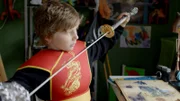 Hugo (Petter Mortensen, li.) hat von Marlon dessen Samuraischwert geschenkt bekommen.