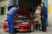 Flori bereitet sein Auto für die Probefahrt vor. Von links: Florian Brunner (Tommy Schwimmer), Trixi (Doreen Dietel) und Mike Preissinger (Harry Blank).