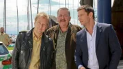 Auf einer Segelyacht wird eine Leiche gefunden. Die Kommissare Hofer (Joseph Hannesschläger, M.), Hansen (Igor Jefti?, r.) und Polizist Mohr (Max Müller, l.) ermitteln, wer Edmund Westfal erschlagen hat.