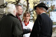 Vroni kämpft an allen Fronten, um die Gemüter zu beruhigen. Von links: Theresa Brunner (Ursula Erber), Alois Preissinger (Erich Hallhuber sen.), Veronika Brunner (Senta Auth) und Bürgermeister Schattenhofer (Werner Rom).