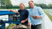 Björn Freitag (l) hat sich die Technik des Spargelstechens von Henner Erpenbeck erklären lassen und war bei der Ernte selbst sehr erfolgreich.