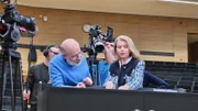 Für eine bessere Diagnostik entwickelt die Professorin Ute Seeland einen neuen Fragenkatalog für Patientinnen und Patienten. Harald Lesch geht mit ihr die Fragen durch und ist überrascht, was man hier alles beantworten soll. Denn nicht nur das Geschlecht, sondern auch soziale und kulturelle Einflüsse können eine entscheidende Rolle bei Krankheiten und deren Behandlung spielen.