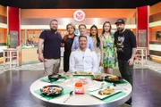 Gruppenfoto mit Kandidaten von links: Torben Lippert, Regina Murphy, Moderatorin Cornelia Poletto, Vishi Parameswaran, Chiara Schneider, Marcel Kleewein und Juror Robin Pietsch.