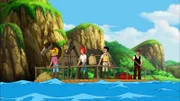 Mit dem Floß müssen Bibi (l.), Tina (M.) und Alex (2.v.r.) den Fluss überqueren, um zu der Kupfermine des Grafen zu gelangen.