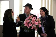 Bürgermeister Schattenhofer präsentiert die Geschenke, die er seiner Frau zum Hochzeitstag gekauft hat. Von links: Nina Kreutzer (Andrea Schmitt), Lorenz Schattenhofer (Werner Rom) und Monika Vogl (Christine Reimer).