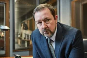 Detective Inspector Anthony Manning (Daniel Ryan) muss nicht nur den Tod eines Kollegen verarbeiten, sondern auch den Streit mit seiner Frau, die sich von ihm scheiden lassen möchte.