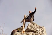 Auf dem Gipfel angekommen, lässt Gregor (Holger M. Wilhelm) einen Freudenschrei los.