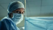 Shruti (Ambika Mod) hat es schwer, sich als angehende Ärztin auf der Station einzuarbeiten. Nachdem sie meist nur zuschauen durfte, muss sie nun selbst Hand anlegen.