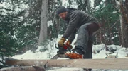 Billy erntet Holz für ein Heimwerkerprojekt.