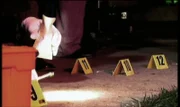 Am Tatort, wo die ehemalige Prostituierte June per Kopfschuß ermordet wurde, sucht die Polizei nach Patronenhülsen.