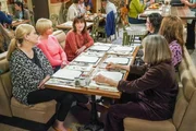 (v.li.): Kristen Johnston (Tammy), Jaime Pressly (Jill), Beth Hall (Wendy), Melanie Lynskey (Shannon), Allison Janney (Bonnie), Mimi Kennedy (Marjorie).