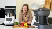 Thermomix und Co. sollen echte Alleskönner in der Küche sein. Häckseln, kneten, kochen, pürieren, wiegen und mittlerweile sogar anbraten. Aber sind kochende Küchenmaschinen wirklich so eine große Hilfe im Küchenalltag? Hauswirtschaftsmeisterin Yvonne Willicks findet es für Sie heraus.