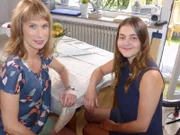 Sandra Eckardt (l.) unterstützt Selina bei der Suche nach ihrem Vater Athanasios .