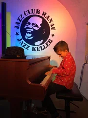 Mikas großer Abend: Bei der Blues Jam Session spielt als Gastmusiker mit der Hausband im Hanauer Jazzkeller.