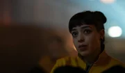 Kyra (Marli Siu) bemerkt schnell, dass etwas mit dem Neuling Alex Rider nicht stimmt und dass dieser etwas verheimlicht.