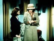 Elizabeth (Kami Cotler, l.) zeigt der Lehrerin Hazel Lamphere (Susan Krebs, r.) ihre neue Wohnung.
