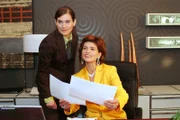 Zufrieden gibt Sophie das OK, Kerima-Aktien zu kaufen. v.l.n.r.: Angelina Martens (Nora Düding), Sophie (Gabrielle Scharnitzky)