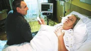 Heinz-Georg Harms (Silvester Berger) sitzt am Bett seiner schwer kranken Frau Elisabeth (Gudrun Okras). Sie hat Lungenkrebs. Sie glaubt nicht mehr an Heilung und bittet Dr. Stefan Frank um einen würdevollen Tod.