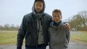 Auf dem Flugplatz erfährt Moritz (Jan Friedrichsen) vom Plan des Entführers (Benjamin Berger, links).