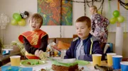 Hugo und Marlon essen Geburtstagskuchen (von l nach r: Petter Mortensen, Martin Evensen).