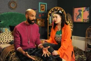 Naveen (Markus Subramaniam) schockiert Tina (Anita Eichhorn), als er ihr erklärt, seine Verfehlung zu gestehen.
