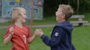 Marlon (Martin Evensen, re.) ist unheimlich von Sanders (Leon Rørtveit Sølland, li.) Fußballtricks beeindruckt.