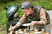 Für die Teilnehmer:innen von Land & lecker grillt Mark Junglas Dreierlei vom Stöcker-Rind. Hofgut Stöcken in Freudenberg / Siegerland bei Marc Junglas