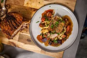 In dieser Folge dreht sich alles um einen fränkischen Klassiker: Schäufele, also die flache Schweineschulter. Die Deutsch-Amerikanerin Courtney Hacker aus Bayreuth zeigt, wie sie ihr Schäufele zubereitet. Das inspiriert Vroni zu ihrem knusprigen Schäufele mit Ofengemüse und selbstgemachten Nudeln.