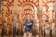 Christopher Clark zwischen den Säulen der Mezquita in Cordoba – eine Moschee, die in eine Kirche umgewandelt wurde.