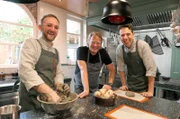 Björn Freitag (M) kocht mit Brian Luikel (r) und Max van Lith die legendäre „Beemster-Zwiebel“.