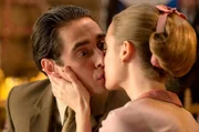 Luisa (r., Manuela Vellés) bekennt sich zu ihrer Liebe zu Jonás (l., Llorenç González).