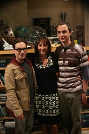 Um Sheldon (Jim Parsons, r.) wieder Vernunft zu bringen, hat Leonard (Johnny Galecki, l.) nur noch eine Idee: Er muss Mary (Laurie Metcalf, M.), Sheldons Mutter, um Hilfe bitten ...