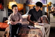 Sheldon (Iain Armitage, l.); Tam (Ryan Phuong, r.)