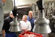 Sternekoch Frank Rosin (r.) versucht die Traditionsgaststätte "Grüner Baum" zu retten