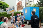 Leo(nie) (Phillis Lara Lau), Linus (Mathieu Harre) und Jan (Giuliano Marieni) demonstrieren vor der Eisdiele gegen die Lebensbedingungen von Pinguin Cooper.