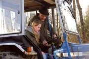 Schattenhofer erklärt Yvonne, wie sie den Traktor startet. Von links: Yvonne Preissinger (Alexa Eilers) und Lorenz Schattenhofer (Werner Rom)