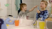 Hugo und Marlon singen gemeinsam im Badezimmer (von li nach re: Petter Mortensen, Martin Evensen).