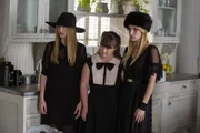 Als Zoe (Taissa Farmiga, l.), Nan (Jamie Brewer, M.) und Madison (Emma Roberts, r.) Luke im Krankenhaus besuchen, sorgen sie für einige drastische Gefühlsregungen bei seiner Mutter und Nan kann einige dunkle Geheimnisse aufdecken ...