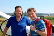 Moderator Stefan Pinnow (r) mit Martin Lange, Vorsitzender der Flugsportvereinigung "Blitz"  bei Marburg.