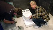 Auch ein neues WC findet den Weg ins Haus von Markus (re) und Yvonne