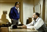 Alle Bemühungen von Gabe (James Earl Jones, r.), Mark (Victor French, l.) und Jonathan scheinen an der Halsstarrigkeit von Ellie Livingston zu scheitern.