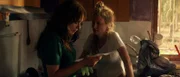 Tina (Valeria Golino, l.) und Angelica (Alba Rohrwacher, r.) mit Angelicas Räumungsbescheid in Angelicas Küche.